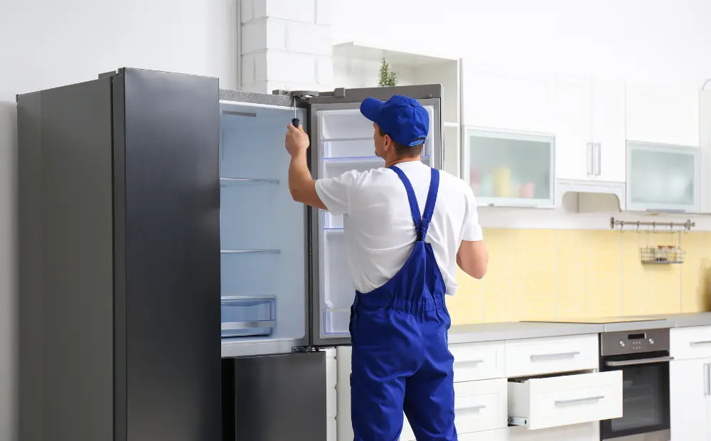 Kühlschrank Montage in Küche